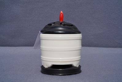 Un br&ucirc;le-parfum tripod en porcelaine blanc de Chine de Dehua, 19/20&egrave;me