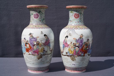 Twee paar fijne Chinese famille rose vazen, Qianlong merken, Republiek, 20e eeuw