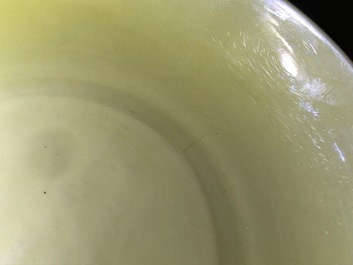 Une assiette en porcelaine de Chine jaune monochrome, marque de Hongzhi, 19/20&egrave;me