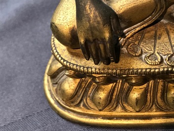 Een Sino-Tibetaanse verguld bronzen figuur van Boeddha Shakyamuni, 17/18e eeuw