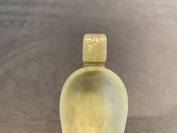 Une coupe libatoire en jade jaune p&acirc;le, Chine, 19&egrave;me