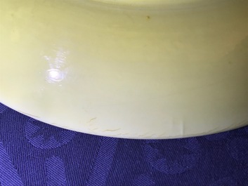 Une assiette en porcelaine de Chine jaune monochrome, marque de Hongzhi, 19/20&egrave;me