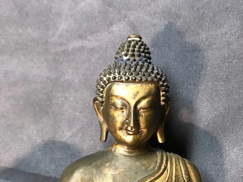 Een Sino-Tibetaanse verguld bronzen figuur van Boeddha Shakyamuni, 17/18e eeuw