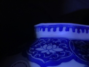 Un vase de forme balustre en porcelaine de Chine bleu et blanc, &eacute;poque Transition