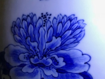 Een Chinese blauwwitte 'bianco sopra bianco' yenyen vaas met vogels bij bloesems, Kangxi