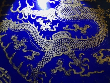 Une paire de plats en porcelaine de Chine &agrave; d&eacute;cor dor&eacute; de dragons sur fond bleu, marque et &eacute;poque de Guangxu