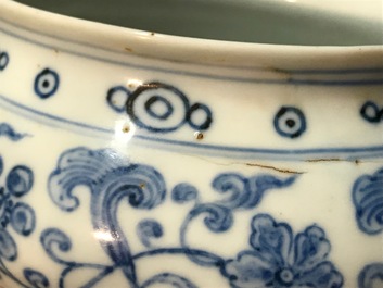 Un bol &agrave; offrande en porcelaine de Chine bleu et blanc, inscription de Xuande, 19/20&egrave;me