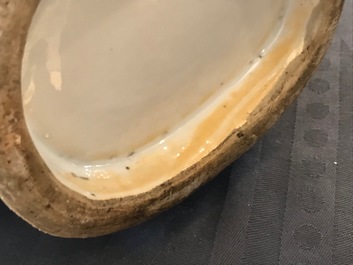 Een Chinese blauwwitte moonflask met drakendecor, 19e eeuw