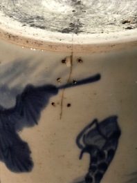 Une paire de pots en porcelaine de Chine bleu et blanc &agrave; d&eacute;cor d'un kylin, &eacute;poque Transition