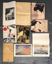 Een collectie boeken en magazines over Japanse kunst
