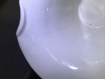 Une coupe libatoire en porcelaine de Chine 'bianco sopra bianco' et rouge de fer, 19&egrave;me