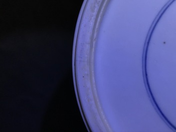 Un vase de forme yenyen en porcelaine de Chine bleu et blanc &agrave; d&eacute;cor 'bianco sopra bianco', Kangxi