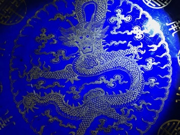 Une paire de plats en porcelaine de Chine &agrave; d&eacute;cor dor&eacute; de dragons sur fond bleu, marque et &eacute;poque de Guangxu