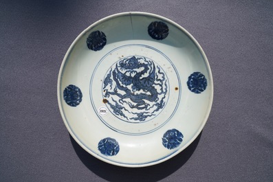 Un plat en porcelaine de Chine bleu et blanc &agrave; d&eacute;cor d'un dragon, marque et &eacute;poque de Jiajing