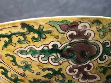 Een Chinese 'feniksen' schotel in groen, aubergine en geel email op biscuit, He He Jia Chan merk, Transitie periode