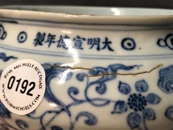 Un bol &agrave; offrande en porcelaine de Chine bleu et blanc, inscription de Xuande, 19/20&egrave;me