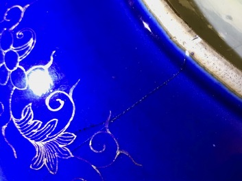 Une paire de plats en porcelaine de Chine &agrave; d&eacute;cor dor&eacute; de dragons sur fond bleu, marque et &eacute;poque de Guangxu