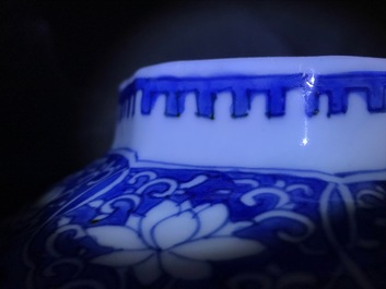 Un vase de forme balustre en porcelaine de Chine bleu et blanc, &eacute;poque Transition