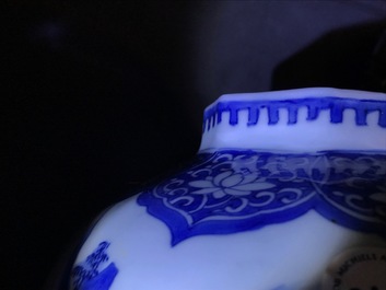 Un vase de forme balustre en porcelaine de Chine bleu et blanc, &eacute;poque Transition