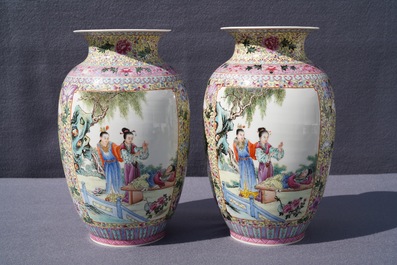 Deux paires de vases en porcelaine de Chine famille rose, marques de Qianlong, R&eacute;publique, 20&egrave;me