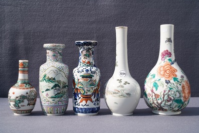 Cinq vases en porcelaine de Chine famille rose et verte, 19&egrave;me
