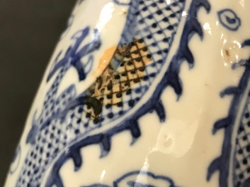 Een Chinese blauwwitte moonflask met drakendecor, 19e eeuw