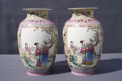 Deux paires de vases en porcelaine de Chine famille rose, marques de Qianlong, R&eacute;publique, 20&egrave;me