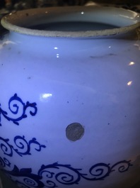 Une paire de grands pots &agrave; tabac en fa&iuml;ence de Delft bleu et blanc, 18&egrave;me