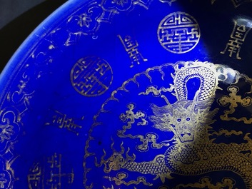 Une paire de plats en porcelaine de Chine &agrave; d&eacute;cor dor&eacute; de dragons sur fond bleu, marque et &eacute;poque de Guangxu