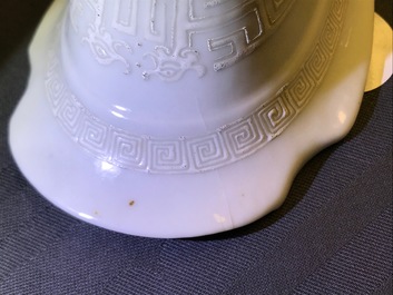 Une coupe libatoire en porcelaine de Chine 'bianco sopra bianco' et rouge de fer, 19&egrave;me