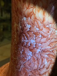 Un vase de forme bouteille en porcelaine de Chine &agrave; d&eacute;cor de dragon et ph&eacute;nix, 19&egrave;me