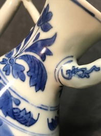 Une verseuse en porcelaine de Chine bleu et blanc, &eacute;poque Transition