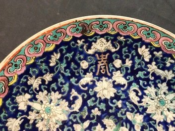 Une jardini&egrave;re, deux plats et un bol couvert en porcelaine de Chine famille rose, 19/20&egrave;me