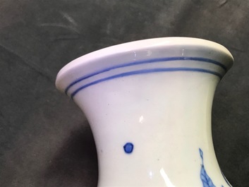 Un grand vase de forme rouleau en porcelaine de Chine bleu et blanc &agrave; d&eacute;cor de vases fleuris, &eacute;poque Transition