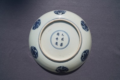 Een Chinese blauwwitte schotel met een gevleugelde draak, Jiajing merk en periode