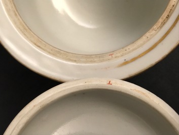 Un bol couvert en porcelaine de Chine famille rose &agrave; d&eacute;cor Wu Shuang Pu, 19&egrave;me