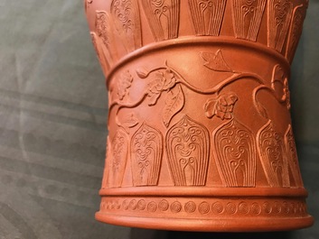 Un vase de forme balustre en gr&egrave;s de Yixing &agrave; d&eacute;cor en relief, Chine, Kangxi
