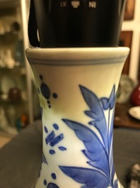 Een Chinese blauwwitte kalebasvaas met figuratief decor, Transitie periode