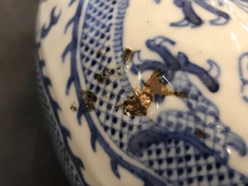 Een Chinese blauwwitte moonflask met drakendecor, 19e eeuw
