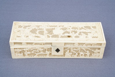 Een Chinese opengewerkte ivoren dekseldoos, een kaarthouder en een notitieblok, Canton, 19e eeuw