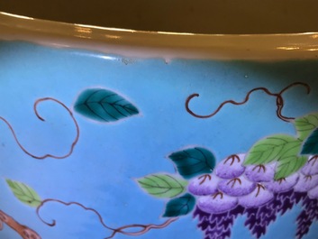 Une grande jardini&egrave;re en porcelaine de Chine de style Dayazhai &agrave; fond turquoise, 19/20&egrave;me