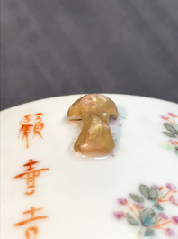 Een Chinese qianjiang cai dekselkom, Qianlong merk, 19/20e eeuw