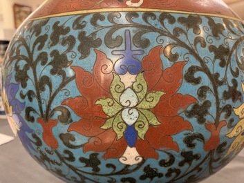 Een paar Chinese cloisonn&eacute; 'hu' vazen met lotusslingers, 18e eeuw