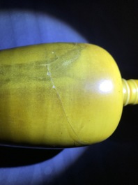 Un vase de type 'laifu zun' en porcelaine de Chine jaune monochrome, Kangxi