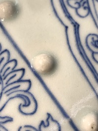 Un repose-bras en forme de tambour en porcelaine de Chine bleu et blanc, Qianlong