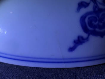 Une assiette en porcelaine de Chine bleu et blanc, marque de Chenghua, Kangxi/Yongzheng