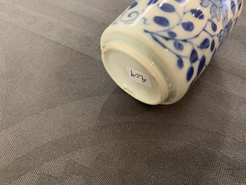 Sept vases miniatures en porcelaine de Chine bleu et blanc, Kangxi