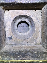 Un grand mod&egrave;le d'un stupa en bronze dor&eacute; et incrust&eacute;, Tibet, 18&egrave;me