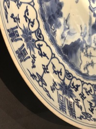 Un plat en porcelaine de Chine bleu et blanc aux caract&egrave;res Shou, &eacute;poque Transition