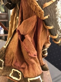 Une poup&eacute;e d'archer Mandchou en bois et textile, Chine, 19&egrave;me